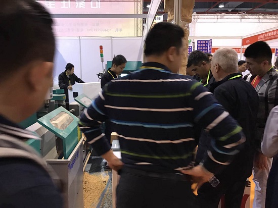 國(guó)外木工車床客戶試機(jī)
